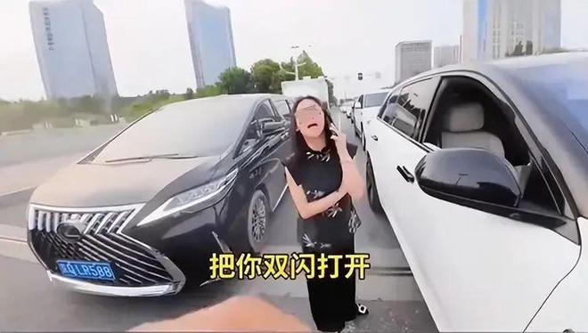 :女司机气到流产公布完整行车记录仪新葡京博彩河北女司机与骑手冲突后续(图2) :女司机气到流产公布完整行车记录仪新葡京博彩河北女司机与骑手冲突后续(图2)