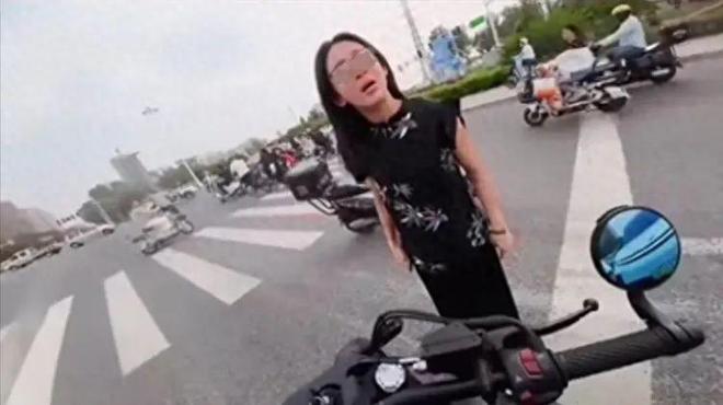 :女司机气到流产公布完整行车记录仪新葡京博彩河北女司机与骑手冲突后续(图11) :女司机气到流产公布完整行车记录仪新葡京博彩河北女司机与骑手冲突后续(图11)