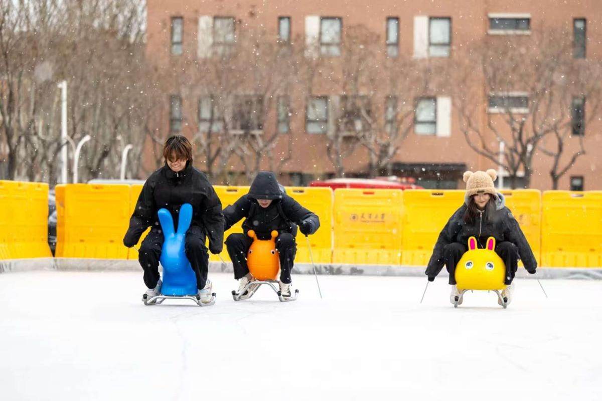 试运行 师生尽享冰雪快乐新葡京天津大学滑
