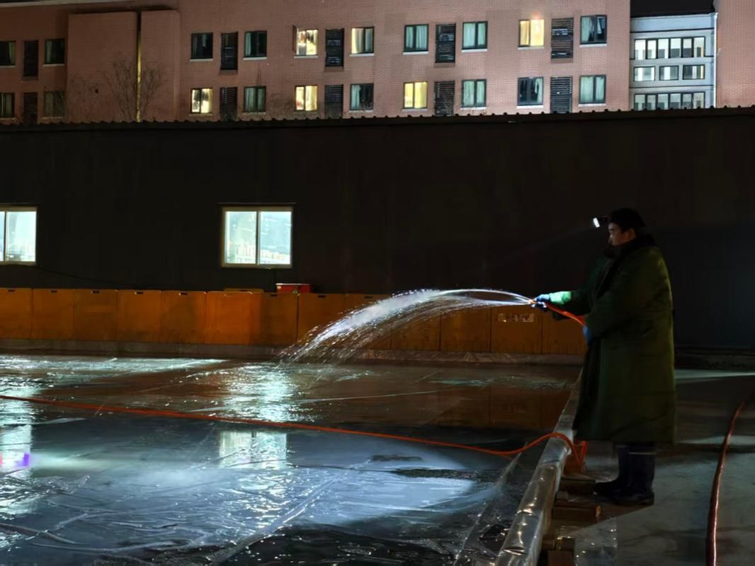 试运行 师生尽享冰雪快乐新葡京天津大学滑冰场开放(图2)